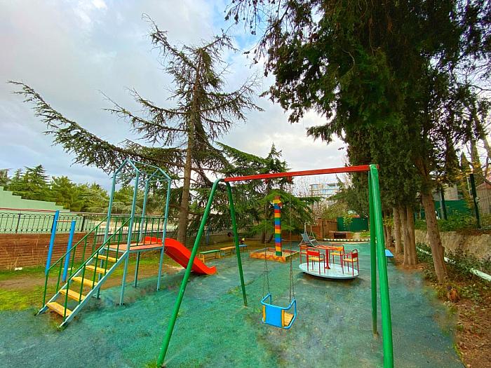 Санаторий в Алуште 3 корпус, 1-но и 2-х комнатные комфортабельные номера без балконов, с видом на центр города, парк и море.
