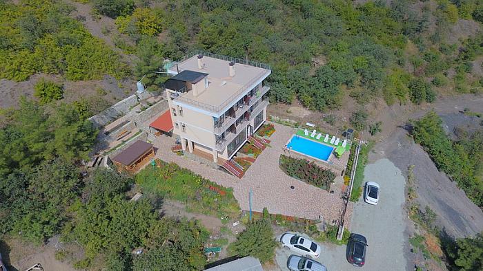 Гостиница в Алуште с бассейном Лукоморье