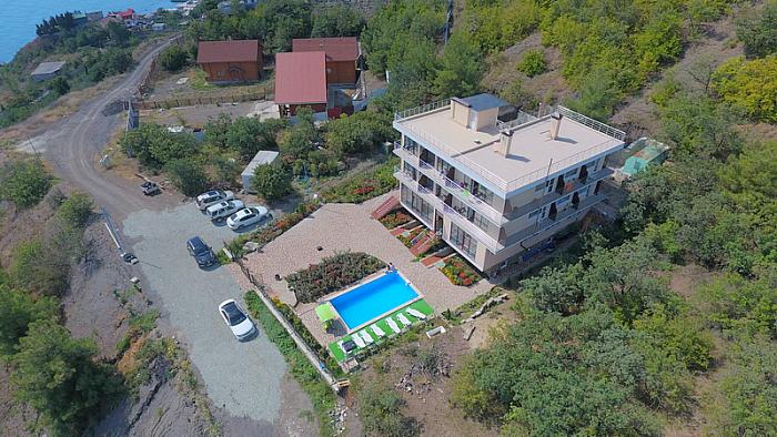 Гостиница в Алуште с бассейном Лукоморье