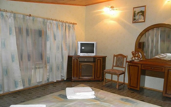 КОТТЕДЖ:Кухня-холл, три смежно-раздельные комнаты, два санузла.