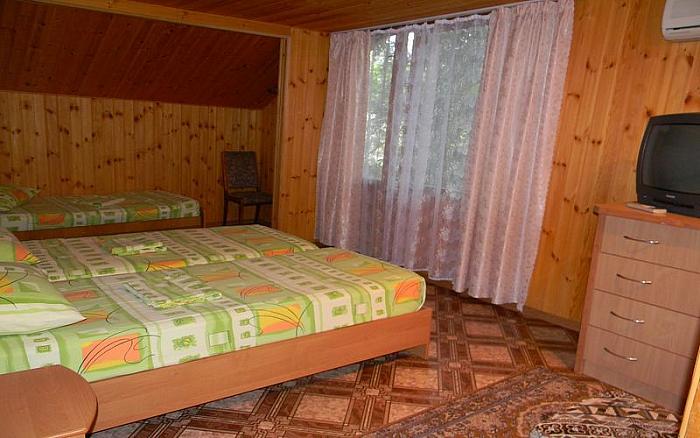 ДОМ 4-КОМНАТНЫЙ: Кровать: двуспальная кровать, детский диван-малютка,
В номере: Wi-Fi, санузел , кондиционер, кабельное ТВ, кухня, холодильник, электрочайник, микроволновая печь, стиральная машина