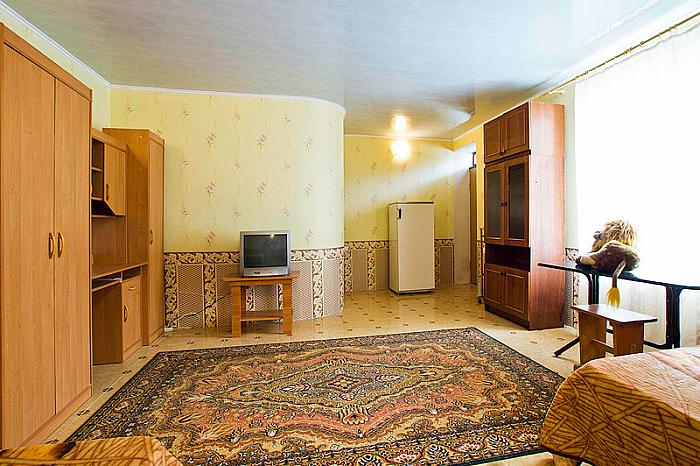 Фото люкс без кондиционера , есть хол-к, и телевизор
