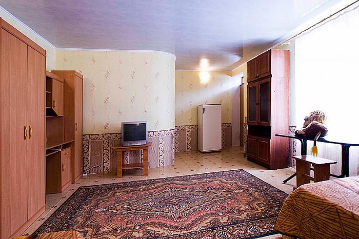 Фото люкс без кондиционера , есть хол-к, и телевизор
