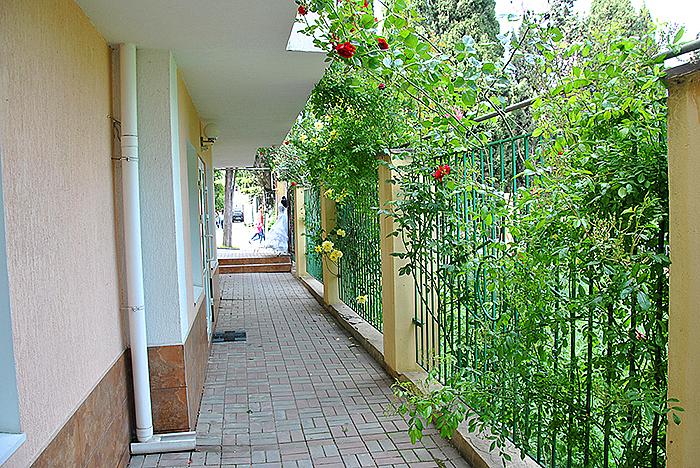 вход