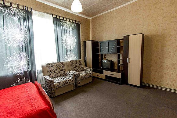 Комната общей площадью 18 кв.м. санузел (душ, туалет), кондинционер, два раскладывающихся кресла дают возможность для комфортного проживания 4-х человек.