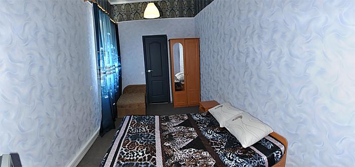 Два номера с кондинционером, душем и санузлом., площадь каждого 16кв.м., своя кухня, отдельный тенистый дворик с навесом.