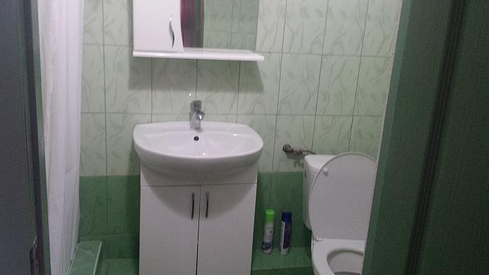 номер- студия с кухней 30 кв.м на 5 чел и отдельный домик с двором и кухней на 6-7 чел 40кв.м
