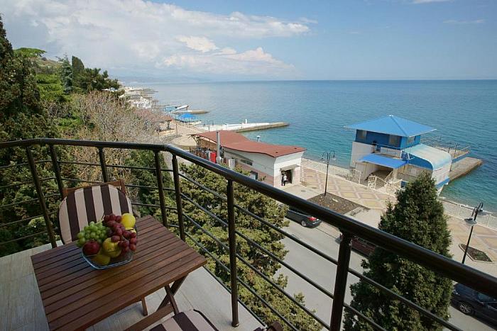 Отдых в Алуште гостиница Терасса Профессорский уголок Четырехместный номер с видом на море