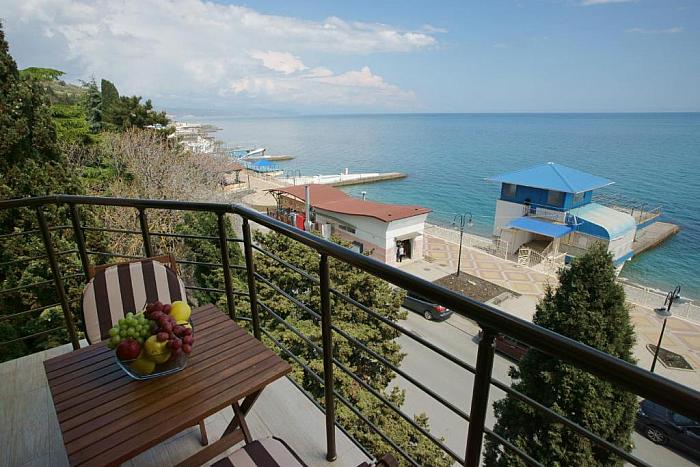 Отдых в Алуште гостиница Терасса Профессорский уголок Четырехместный номер с видом на море