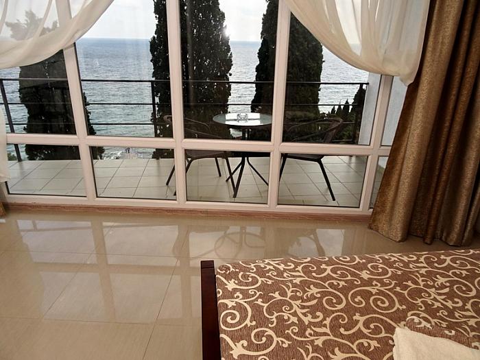 Гостиница в Алуште первая линия вид на море г. Алушта, аллея Декабристов, 3