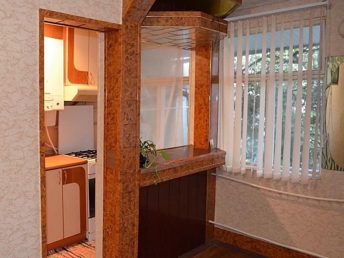 Отдельный 2х-комнатный домик
Спальных мест: 4-5 (возможно 1 доп место)
Площадь номера: 40 кв.м. Комнат в номере: 2 + кухня Этаж: 1