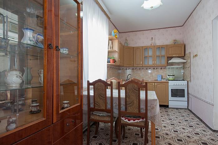домик под ключ на 4-5 чел) в доме кухня,сан узел,холодильник.кондиционер).в доме 2 комнаты в первой двухспальная кровать,во второй раскладной диван+кровать