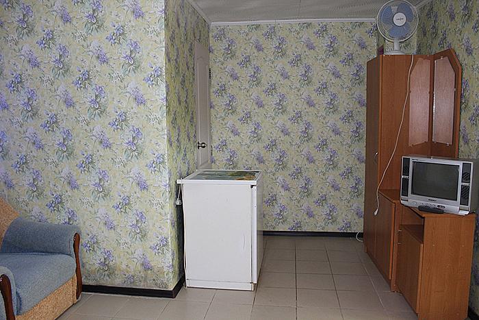 комната на 2 х (кровати, тумбочки, холодильник, шкаф с зеркалом, ТВ, вентилятор), удобства во дворе