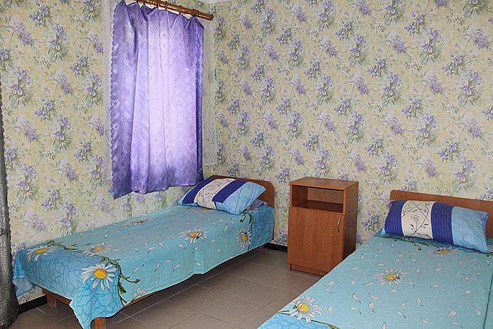 комната на 3 х (кровати, тумбочки, холодильник, шкаф с зеркалом, ТВ, вентилятор), удобства во дворе