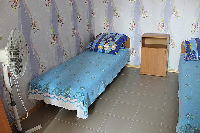 комната на 3 х (кровати, тумбочки, холодильник, шкаф с зеркалом, ТВ, вентилятор), удобства во дворе