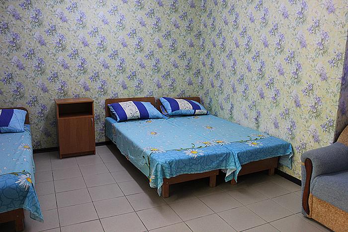 комната на 3 х (кровати, тумбочки, холодильник, шкаф с зеркалом, ТВ, вентилятор), удобства во дворе
