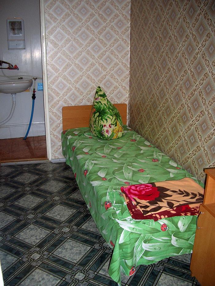 номер на двоих (кровати, тумбочка, шкаф с зеркалом, ТВ, холодильник, вентилятор, свой санузел)