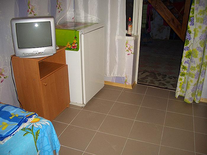 комната на 2 х (кровати, тумбочки, холодильник, шкаф с зеркалом, ТВ, вентилятор), удобства во дворе